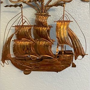 Brass colored tin sailboat‎ decor
